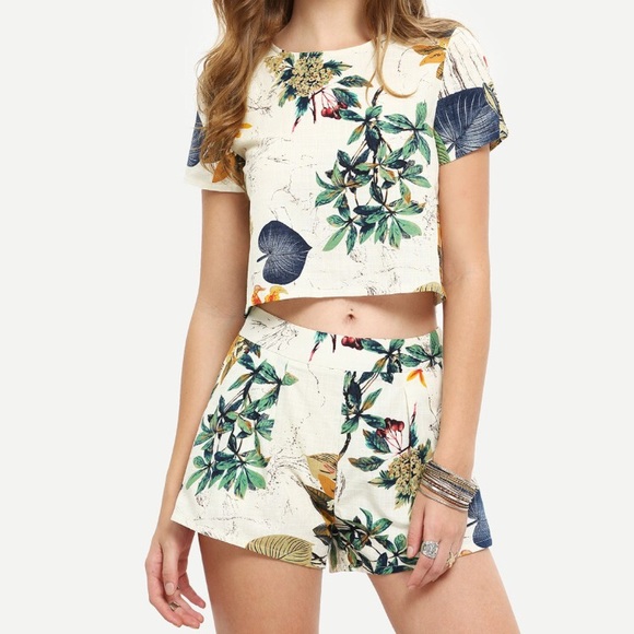 ROMWE Other - Floral Print Short Sleeve top with Shorts 2Pc.